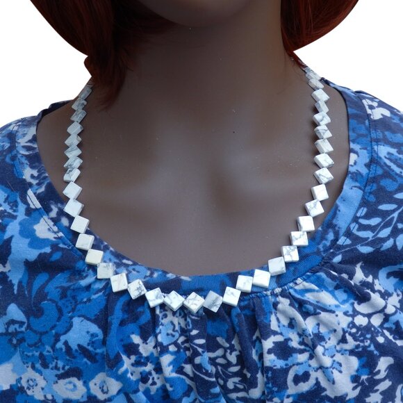 White Howlite Flat Necklace 4131 - Picture 2 of 7